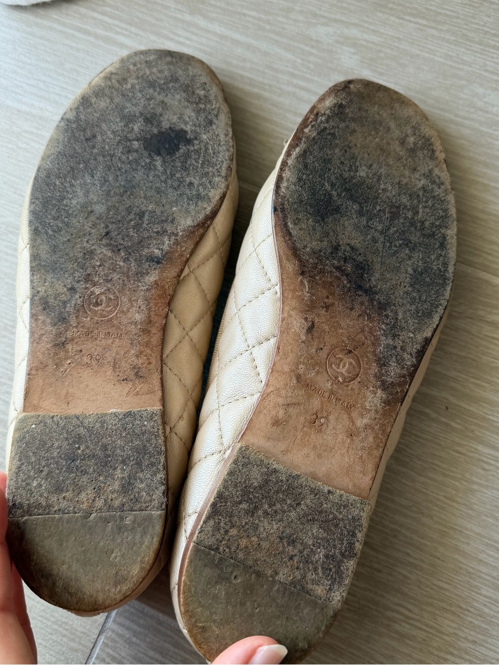 CHANEL Cream Quilted Leather Ballet Flats with CC Logo - Picture 4 of 4